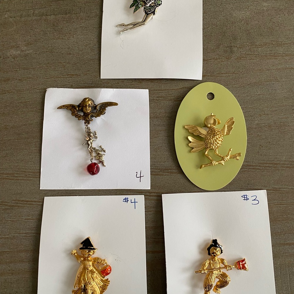 Elegant vintage brooch set of 5pcs add a touch of classic charm to any outfit.